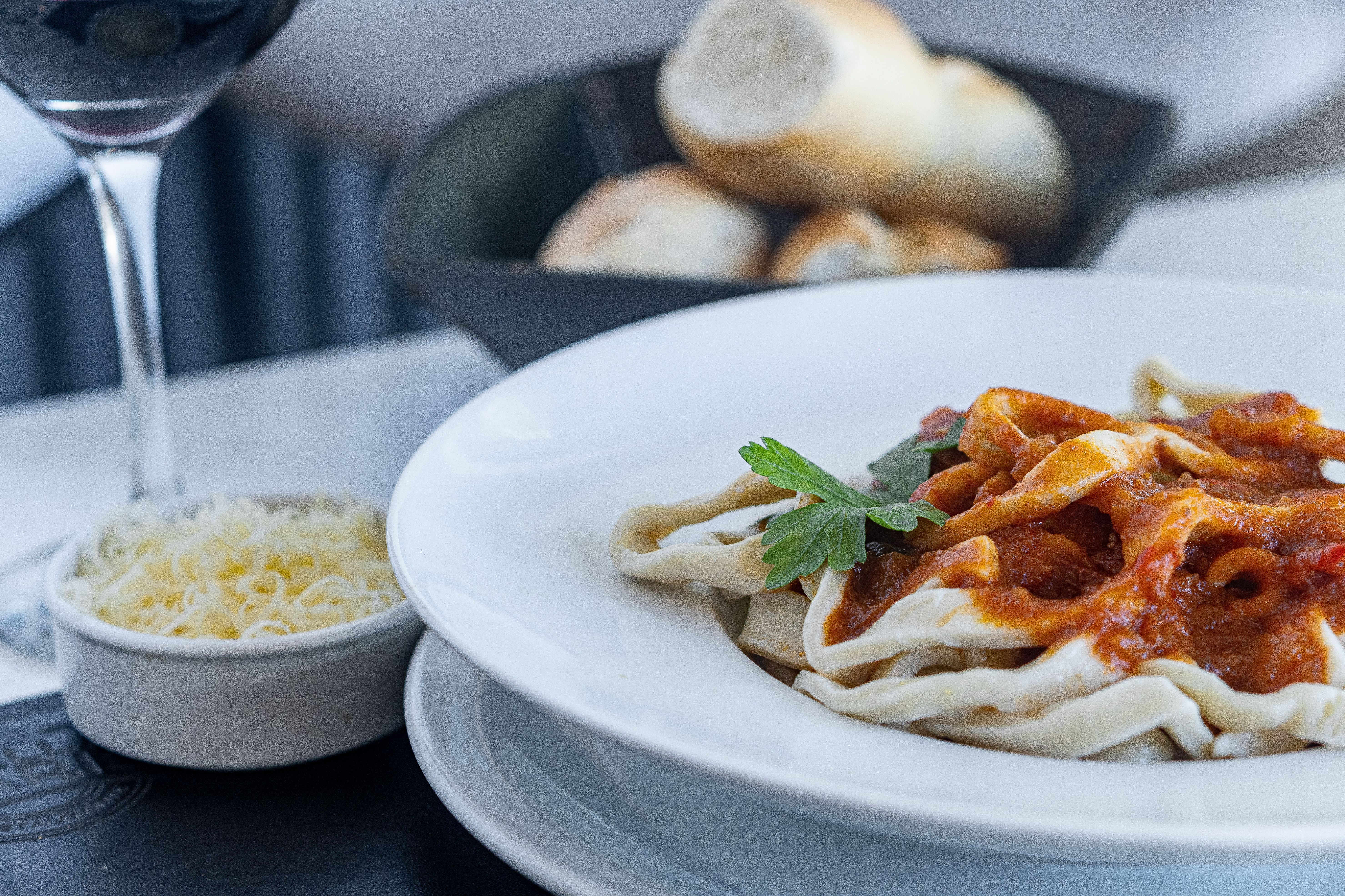 Plat de pâtes fraîches maison servi à l'Osteria da Luca à Lausanne